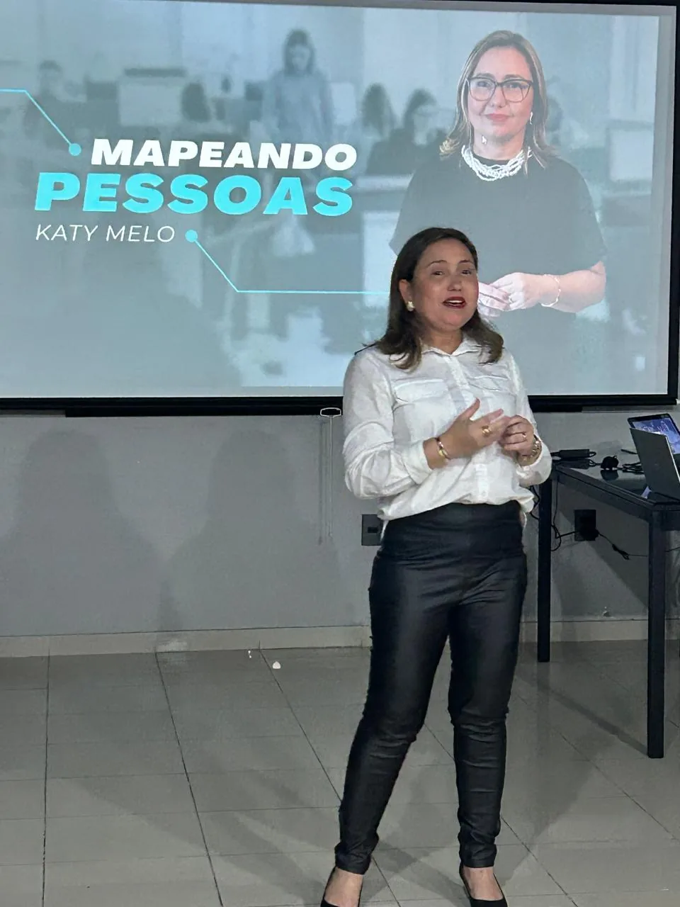 Katy Melo em treinamento sobre comportamento humano
